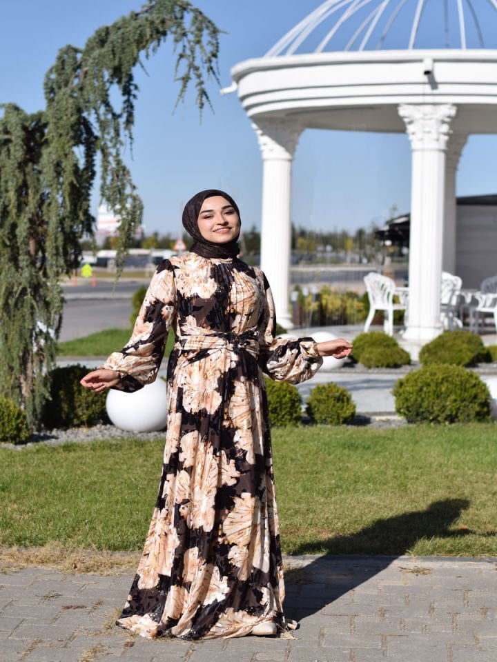 Çiçek Desenli Metal Aksesuarlı Kadife Elbise