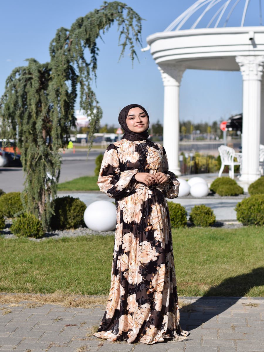 Çiçek Desenli Metal Aksesuarlı Kadife Elbise