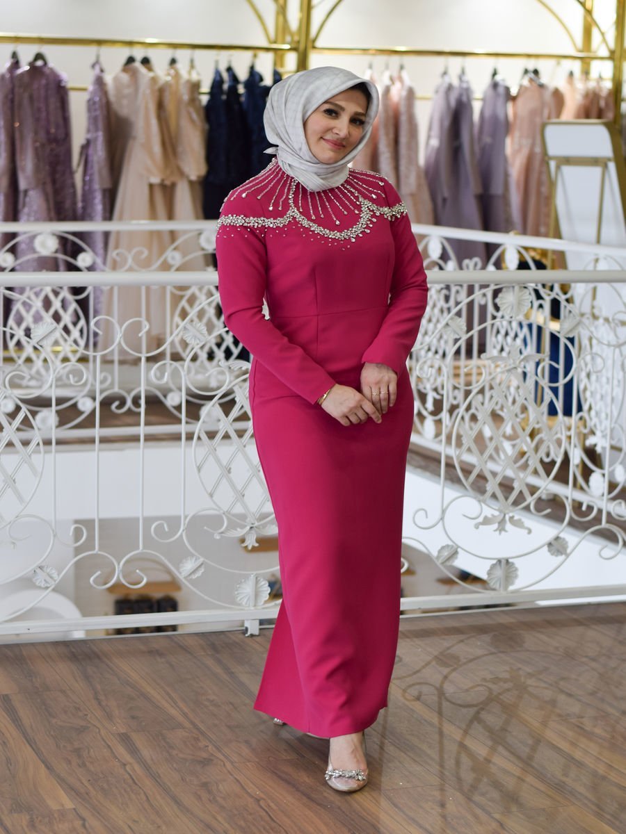 Yakası Ve Önü İşlemeli Düz Dar Abiye Elbise