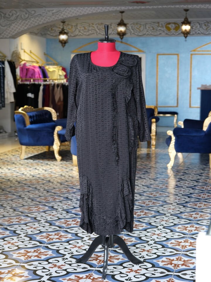 Asimetrik Kesimli Çiçek Aplikeli Elbise