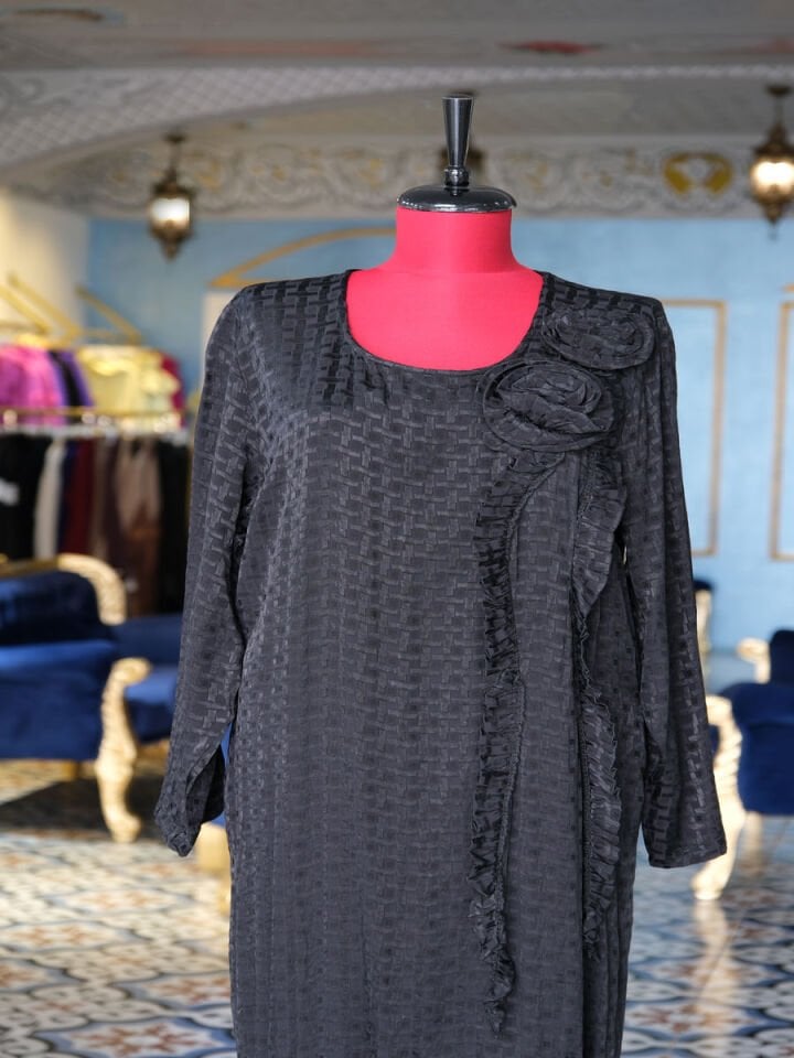 Asimetrik Kesimli Çiçek Aplikeli Elbise